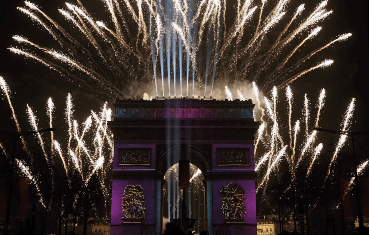 Feu d’artifice, projections 3D et DJ Set… La Saint-Sylvestre s’annonce chaude sur Champs-Elysées (et à la télé)