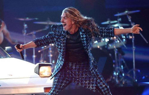 « Passer du Top 10 de l’Eurovision à un cancer de stade 4 »… Le chanteur de Voyager s’exprime sur sa maladie