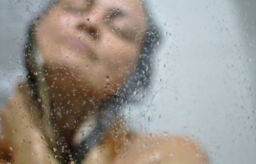 Pourquoi se laver tous les jours est mauvais pour votre peau, votre portefeuille… et le climat