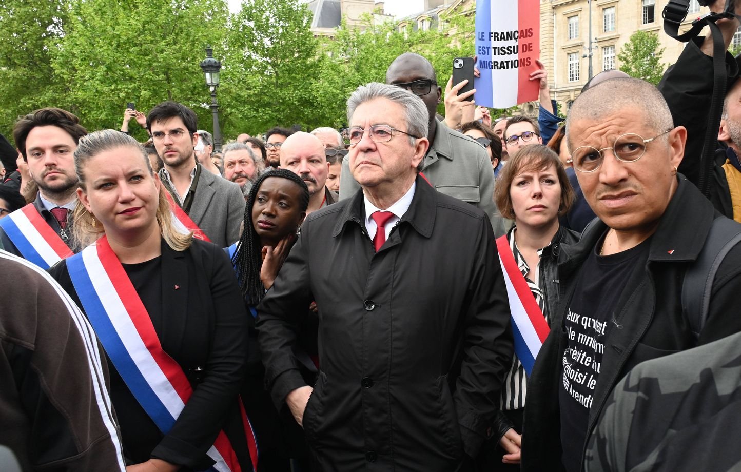 Meurtre dans une mosquée dans le Gard : Mélenchon en larmes après avoir été interpellé par une femme musulmane