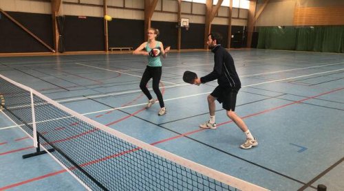 Le pickleball, un sport intergénérationnel mêlant le tennis, le tennis de table et le badminton
