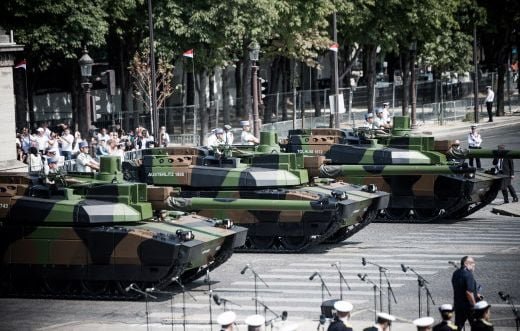 Pourquoi la France, deuxième exportateur d’armes au monde, manque pourtant de matériel pour sa propre armée ?