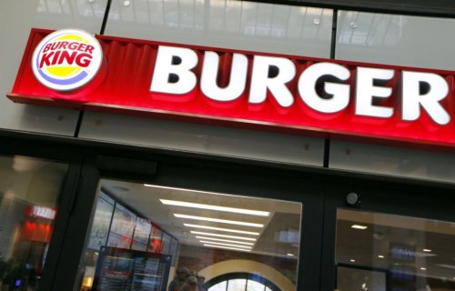 Burger King lui offre des stylos après 27 ans de service, les internautes outrés récoltent plus de 200.000 dollars
