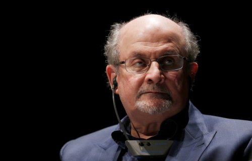Salman Rushdie, poignardé sur scène pendant une conférence aux Etats-Unis, placé sous respirateur