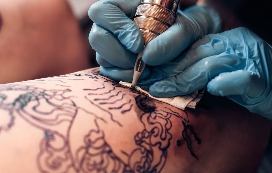 « J’ai besoin de pudeur »… Les réseaux sociaux sont-ils en train de tuer le tatouage ?