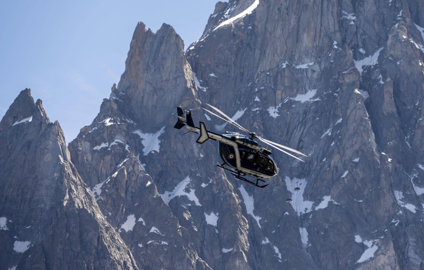 Mont-Blanc : Un snowboardeur se tue en chutant dans une crevasse dissimulée sous un pont de neige