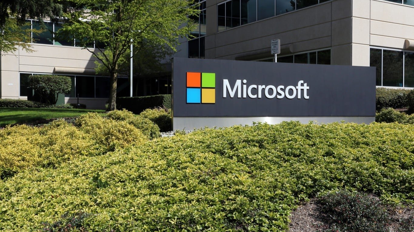 Microsoft Rises 4%, Resists NASDAQ Downtrend