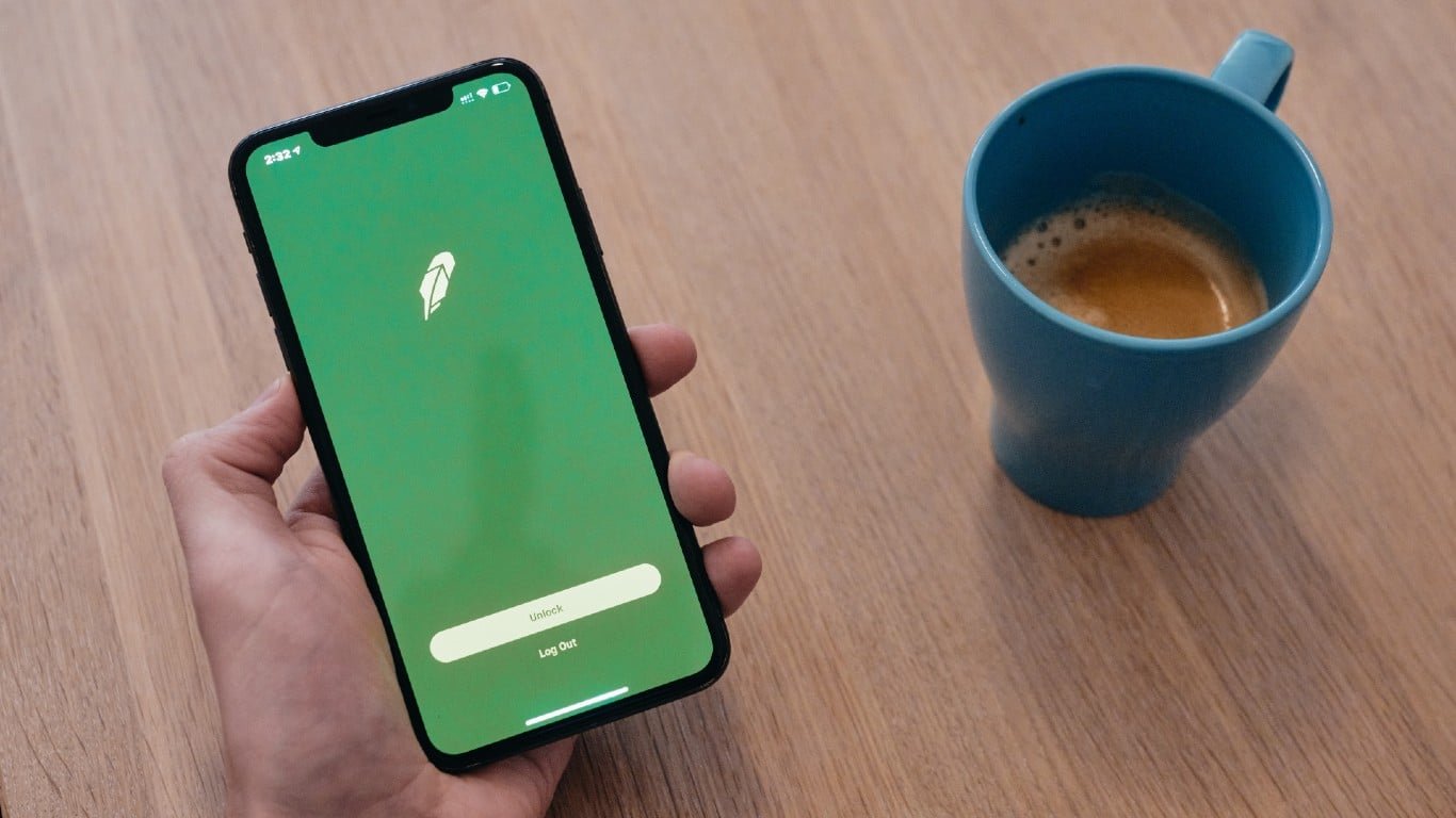 Robinhood Tumbles 11%, Webull Drops 5%, Coinbase Slides 8% - Here's Why