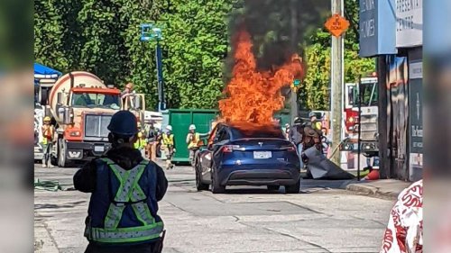 Tesla Model Y fängt Feuer – Fahrer rettet sich durch Fenster