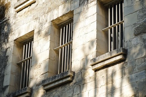 Vague d'arrestations suite aux attaques de prisons en France