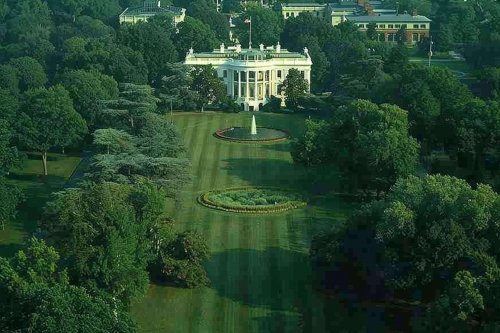 Donald Trump revendique les 100 jours les plus triomphants de l'histoire américaine et promet plus encore