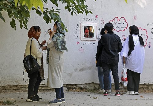 Hope, fear, apathy : Iranian youths look to election