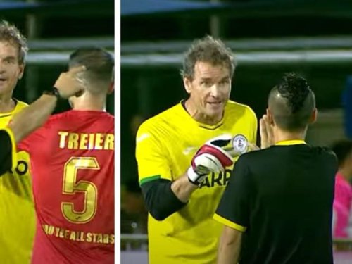 Jens Lehmann sieht bei Comeback nach wenigen Minuten Rot – und diskutiert minutenlang