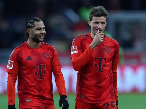 Bayern-Star Gnabry muss für Müller das Sky-Mikro halten