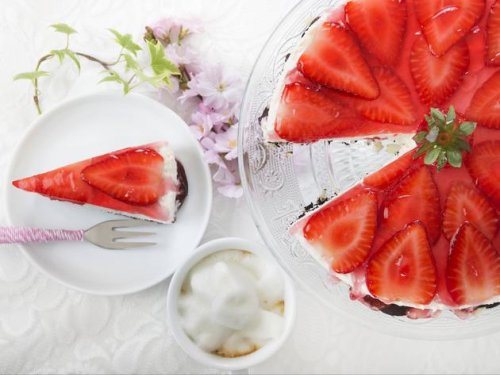 Kuchen ohne Backen: Schnelles Rezept mit Erdbeeren und Keksboden – frisch aus dem Kühlschrank am leckersten