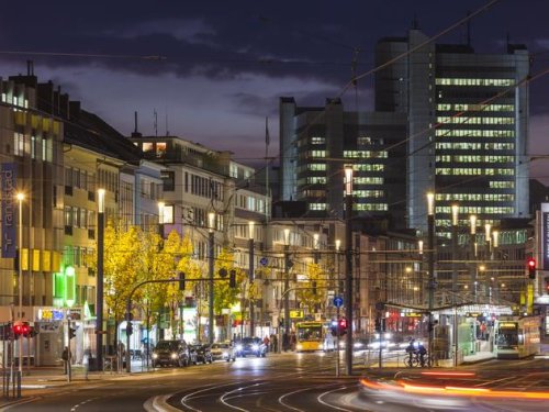 SWB-Unfall am Bertha-von-Suttner-Platz: Auto prallt gegen Straßenbahn und Linienbus