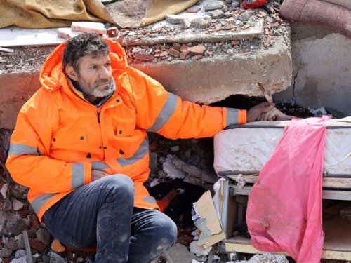 Türkei-Erdbeben: Bild von trauerndem Vater geht um die Welt – er lässt seine 15-jährige Tochter nicht los