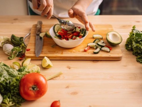 Cholesterin-Werte gut im Blick behalten: Welchen Einfluss die passende Ernährung dabei spielen kann