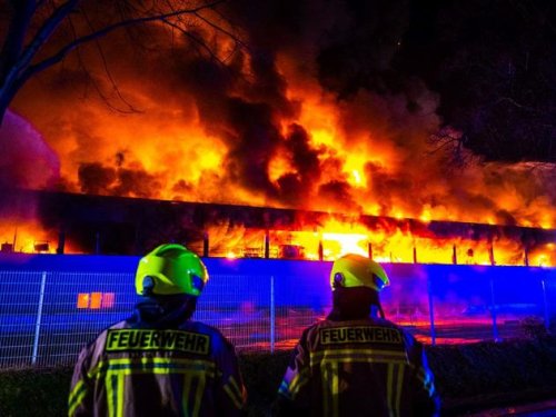 Großbrand im Kreis Soest: 350 Einsatzkräfte bekämpfen Feuer in Galvanik-Betrieb