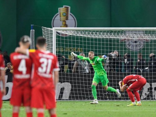 Siegerehrung nach Notarzteinsatz verzögert - Schreckmoment bei DFB-Pokal-Sieg von RB Leipzig