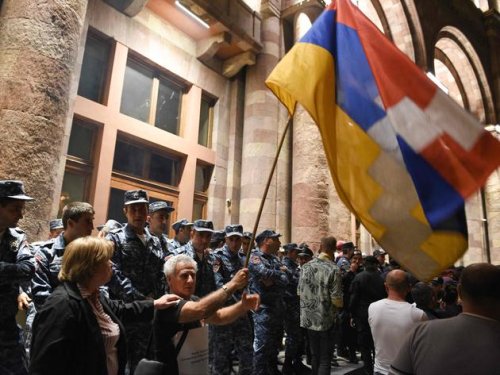 Bekommt Putin in Armenien seinen Willen? Protest-Welle gegen west-offenen Paschinjan läuft