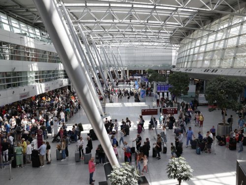 Zu wenig Security-Personal: Wieder Warteschlangen-Chaos am Flughafen Düsseldorf