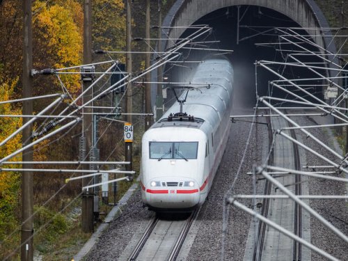 ICE nach Frankfurt steckt über drei Stunden in Tunnel fest – Passagiere klagen über bittere Kälte