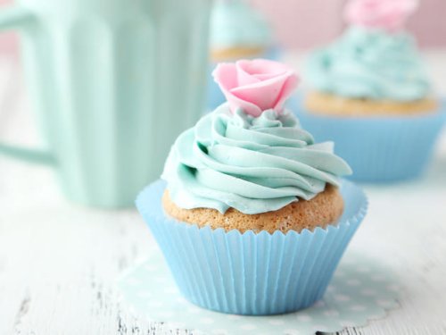 Versüßen Sie Ihre Gender-Reveal-Party mit rosa und blauen Cupcakes