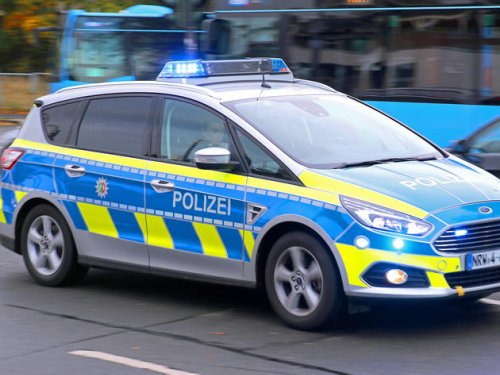 Schwerer Unfall in Bonn: PKW überschlägt sich und trifft Fußgängerin