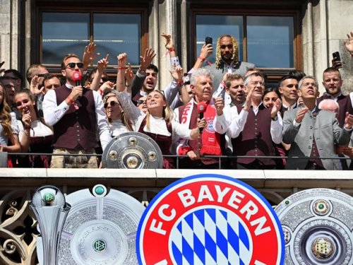 Bayern-Neuzugang spielt bei Meisterfeier plötzlich Schach – Kollegen lachen sich schlapp