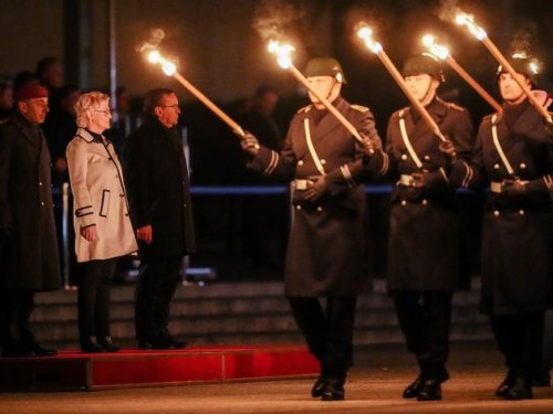 „Niemals geht man so ganz“: Zapfenstreich für Lambrecht