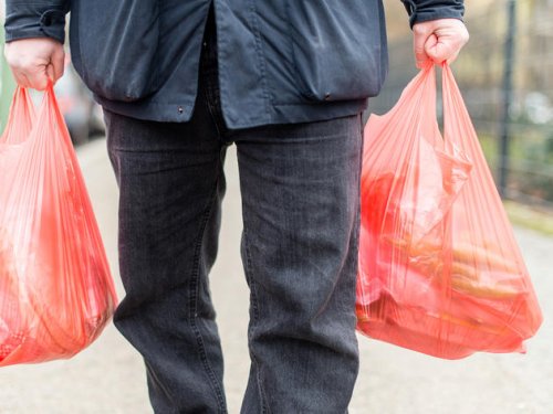 Aldi, Lidl und Co. umgehen Plastiktüten-Verbot: Supermärkte nutzen umstrittenen Trick
