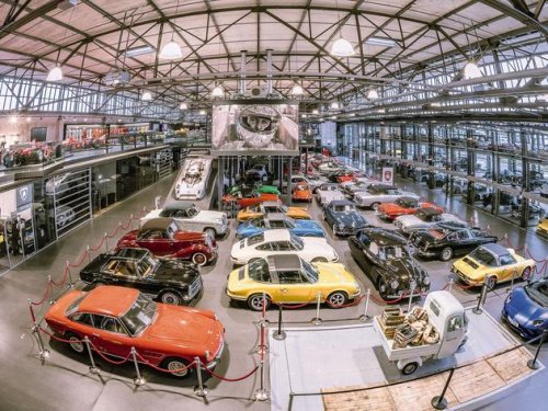 Motorworld in Köln: Schumacher-Ausstellung & Treffpunkt für alle Autoliebhaber