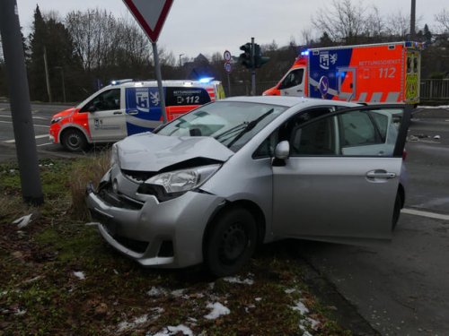 Toyota kollidiert mit VW an Kreuzung – ein Schwerverletzter