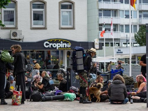 Party-Touristen und Punks auf Sylt: Westerland zieht Betonblockaden hoch - „um Eigentum zu schützen“