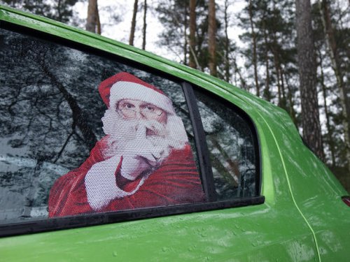 Weihnachtsdekoration am Auto: Was erlaubt ist und was nicht