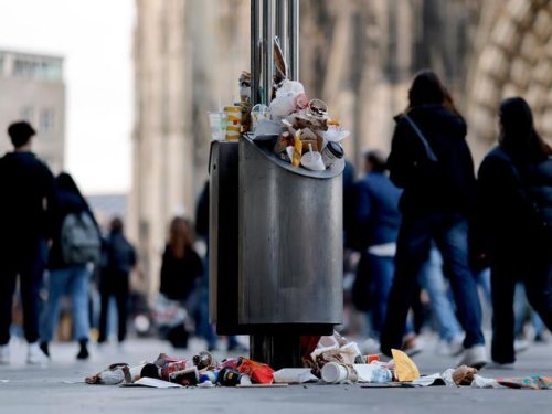 Mehr Mülleimer, intensivere Reinigung: Wie es am Kölner Dom sauberer werden soll