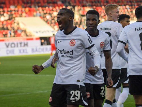 Slapstick-Eigentor und Nkounkou-Treffer: Eintracht Frankfurt gewinnt 2:1 in Heidenheim