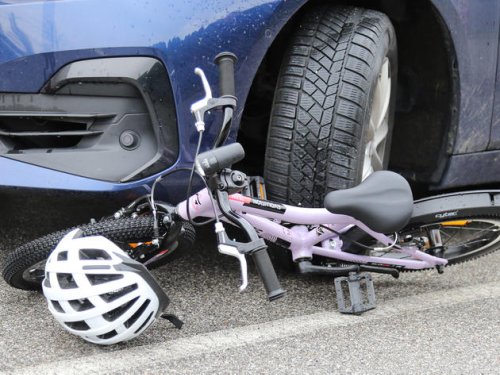 Kind mit Laufrad schwer verletzt nach Zusammenstoß mit Auto