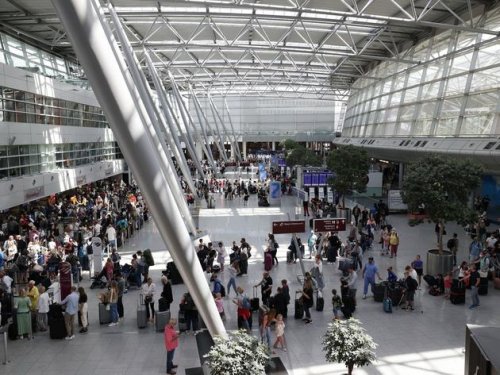 Ferienstart: Längere Wartezeiten am Flughafen Düsseldorf