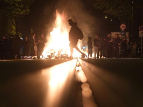 Leipzig: Brennende Barrikaden nach Hausräumung