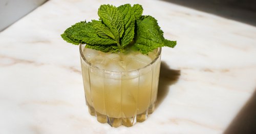 Whiskey Smash: Refreshing Bourbon Cocktail