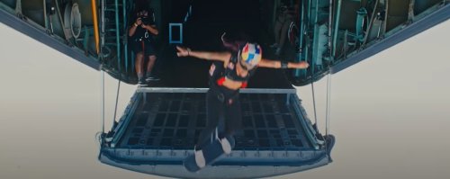 un enchainement slide en skateboard d'un avion et saut en parachute [vidéo] - 2Tout2Rien