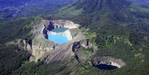Les majestueux 3 lacs colorés du mont Kelimutu - 2Tout2Rien