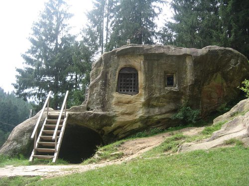 Une chapelle sculptée dans le rocher par un moine roumain au XVème siècle - 2Tout2Rien