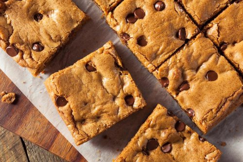 Flourless Chocolate Chip Blondie Bars Recipe Is Delicious & Nutritious (9 Ingredients)