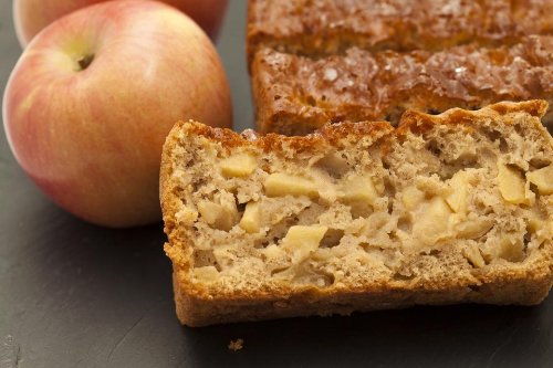 Grandma's Old-fashioned Fresh Spiced Apple Loaf Recipe Is So Moist
