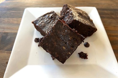 High-Protein 2-Ingredient Chocolate Brownies Recipe Is How to Snack