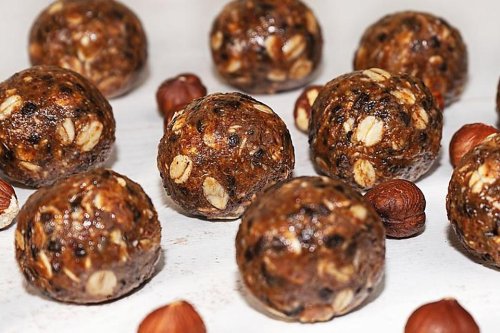 No-Bake Chocolate Oatmeal Balls Recipe Keeps Your Kitchen Cool