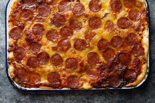 Detroit-Style Pizza Recipe for Game Day (No Matter Who You're Pulling For) | Pizza | 30Seconds Food